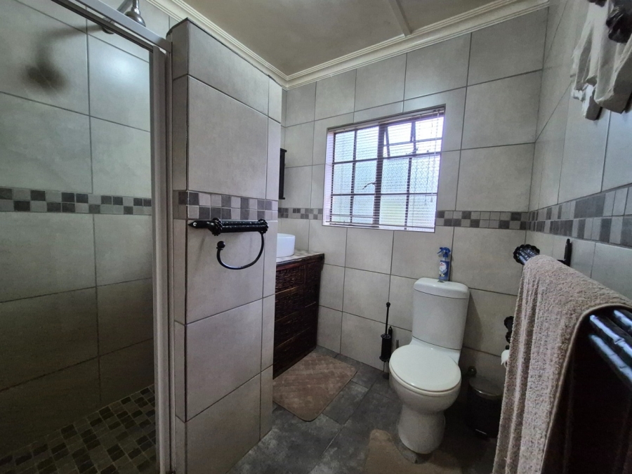 5 Bedroom Property for Sale in Langenhovenpark Free State